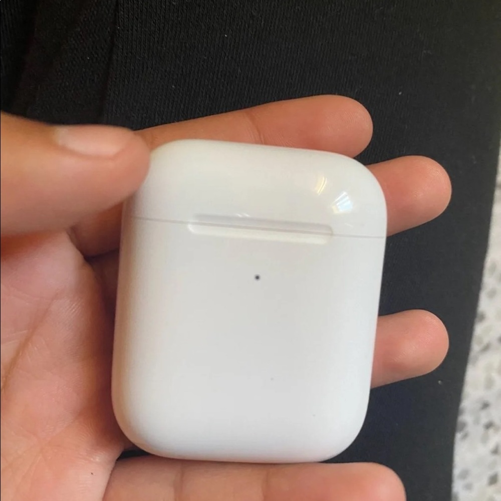 Apple second generation Charging Case
Great condition 
Functions great